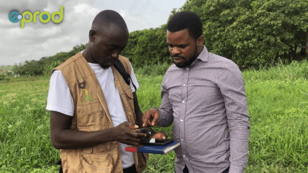 eProd’s Client Relations Officer assists an extension officer of AMC, one of the largest rice millers in the country (Bouaké, April 2022)